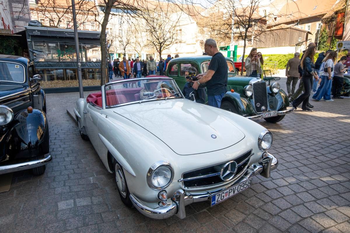 FOTO Atrakcija u centru Zagreba: Izloženi oldtimeri privukli brojne znatiželjnike