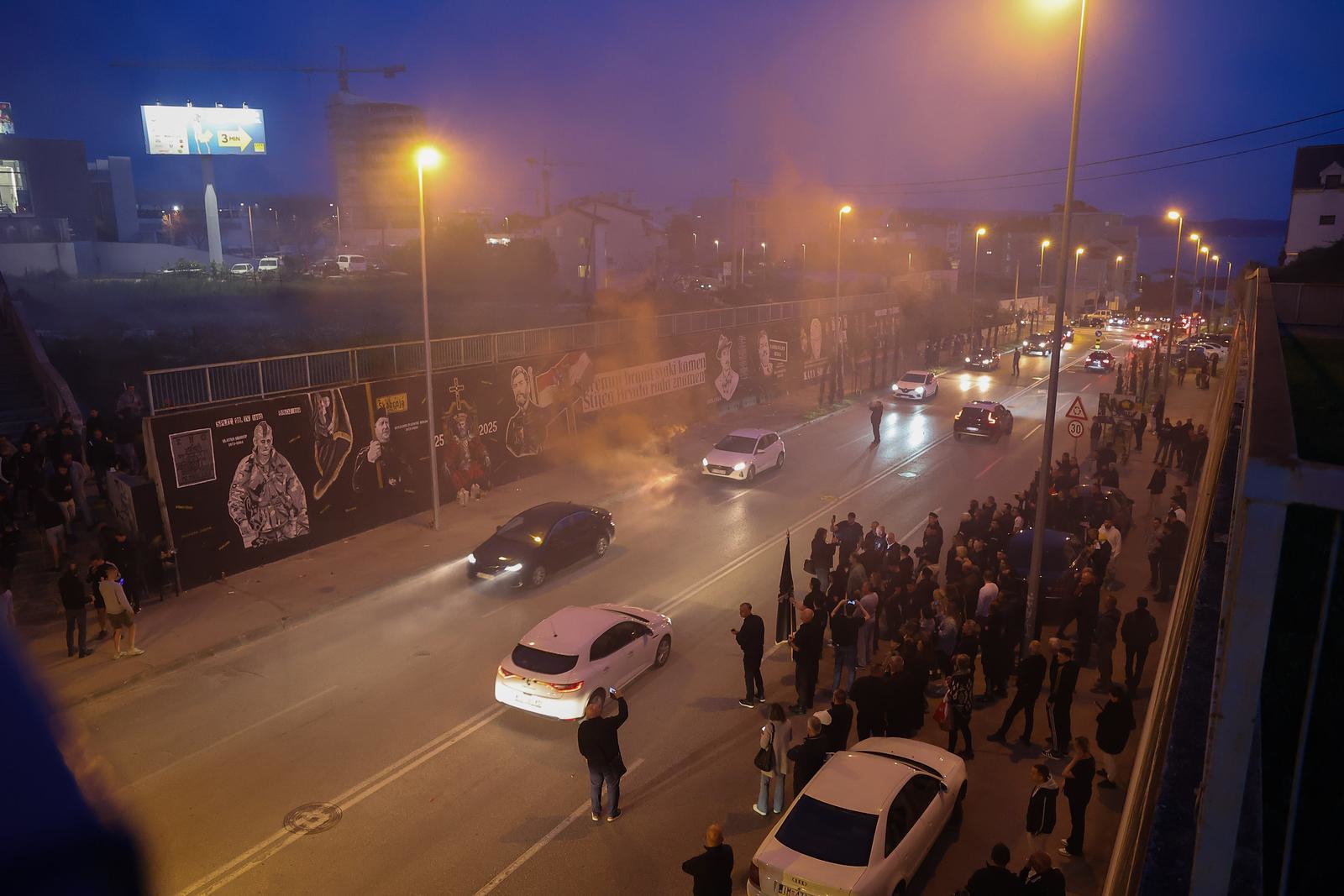 VIDEO I FOTO Torcida i HOS palili baklje za 10.4., zaustavili promet