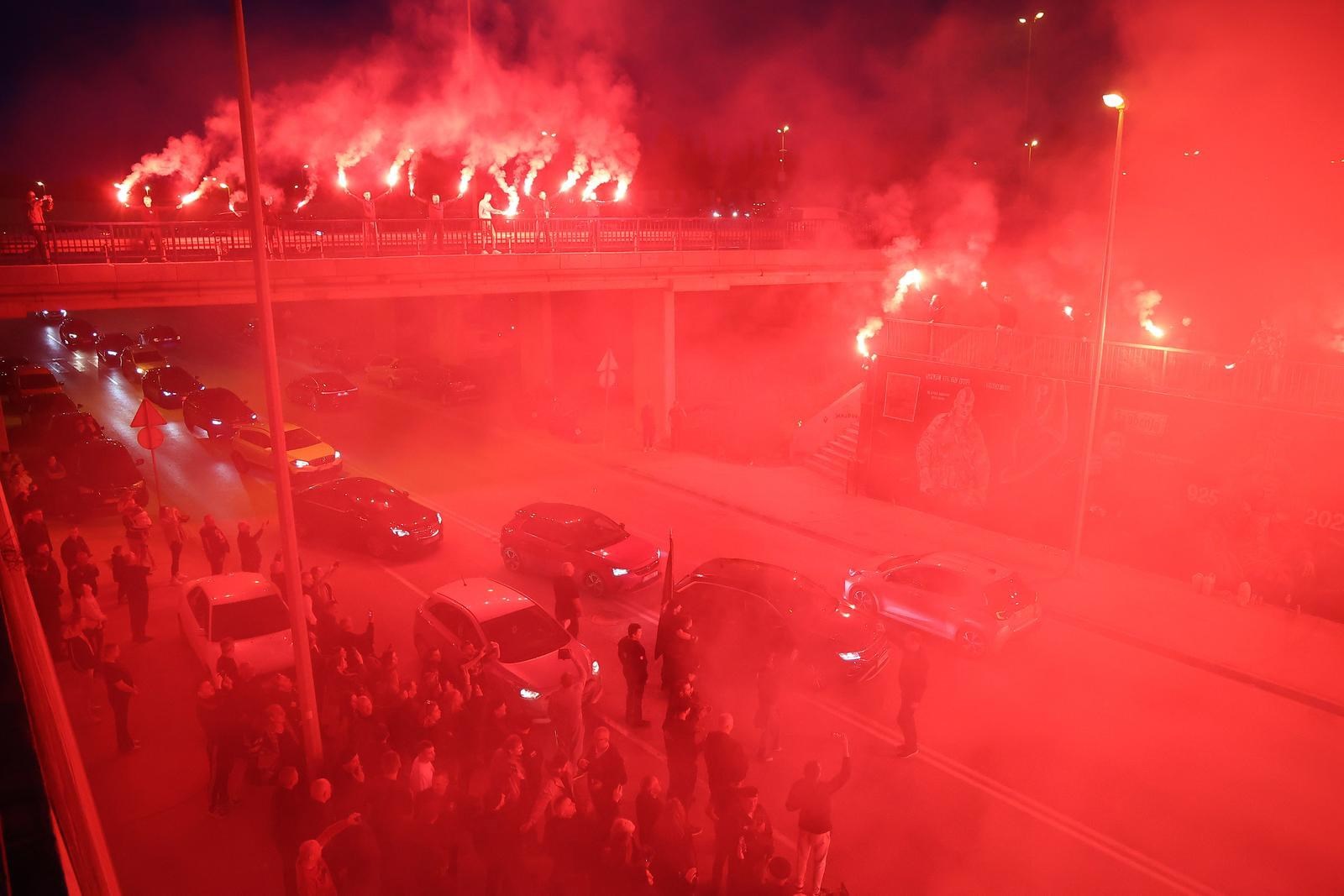 VIDEO I FOTO Torcida i HOS palili baklje za 10.4., zaustavili promet