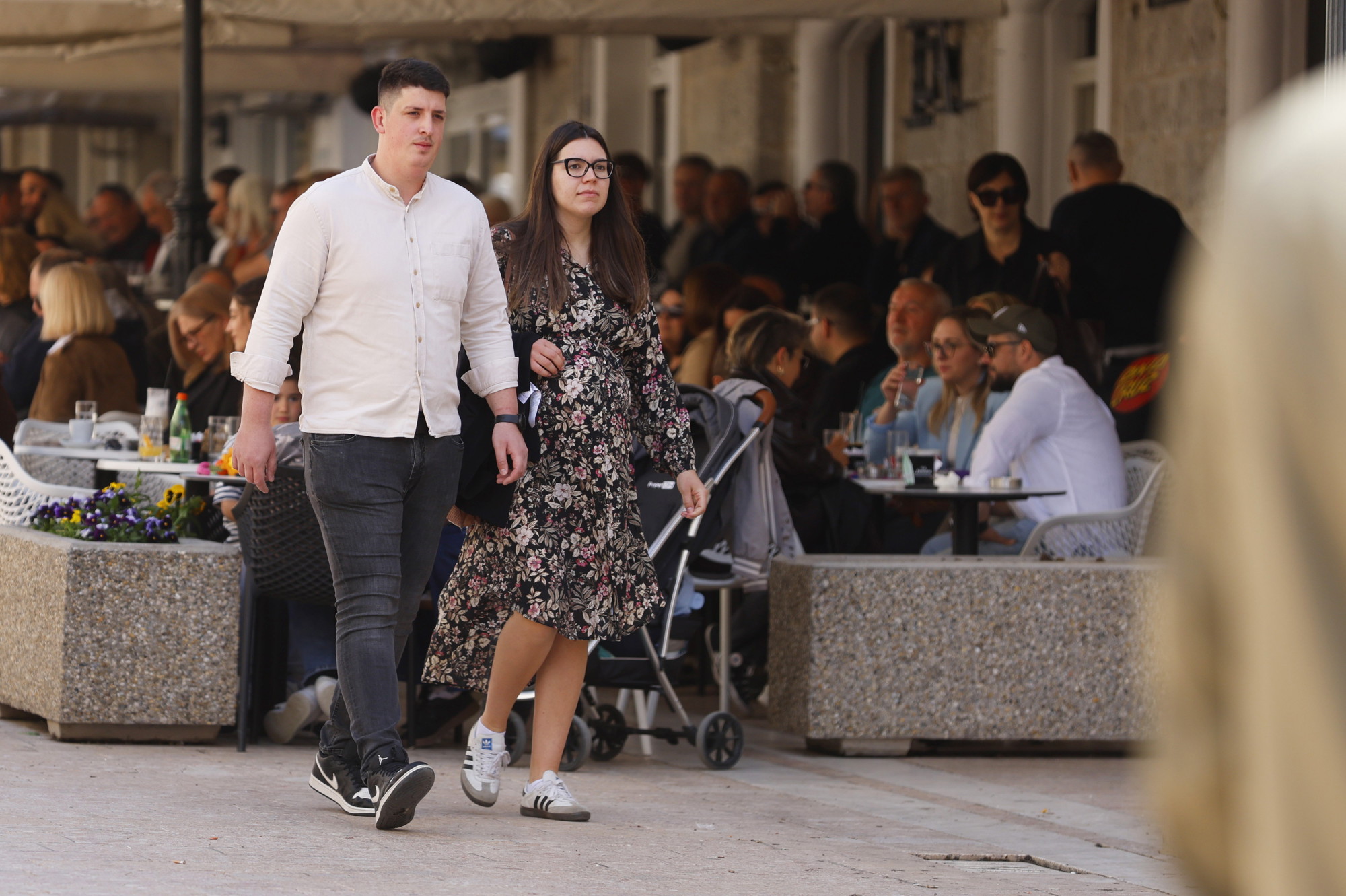 FOTO Proljetni street style u Sinju: Haljine, suknje i kožne jakne u prvom planu