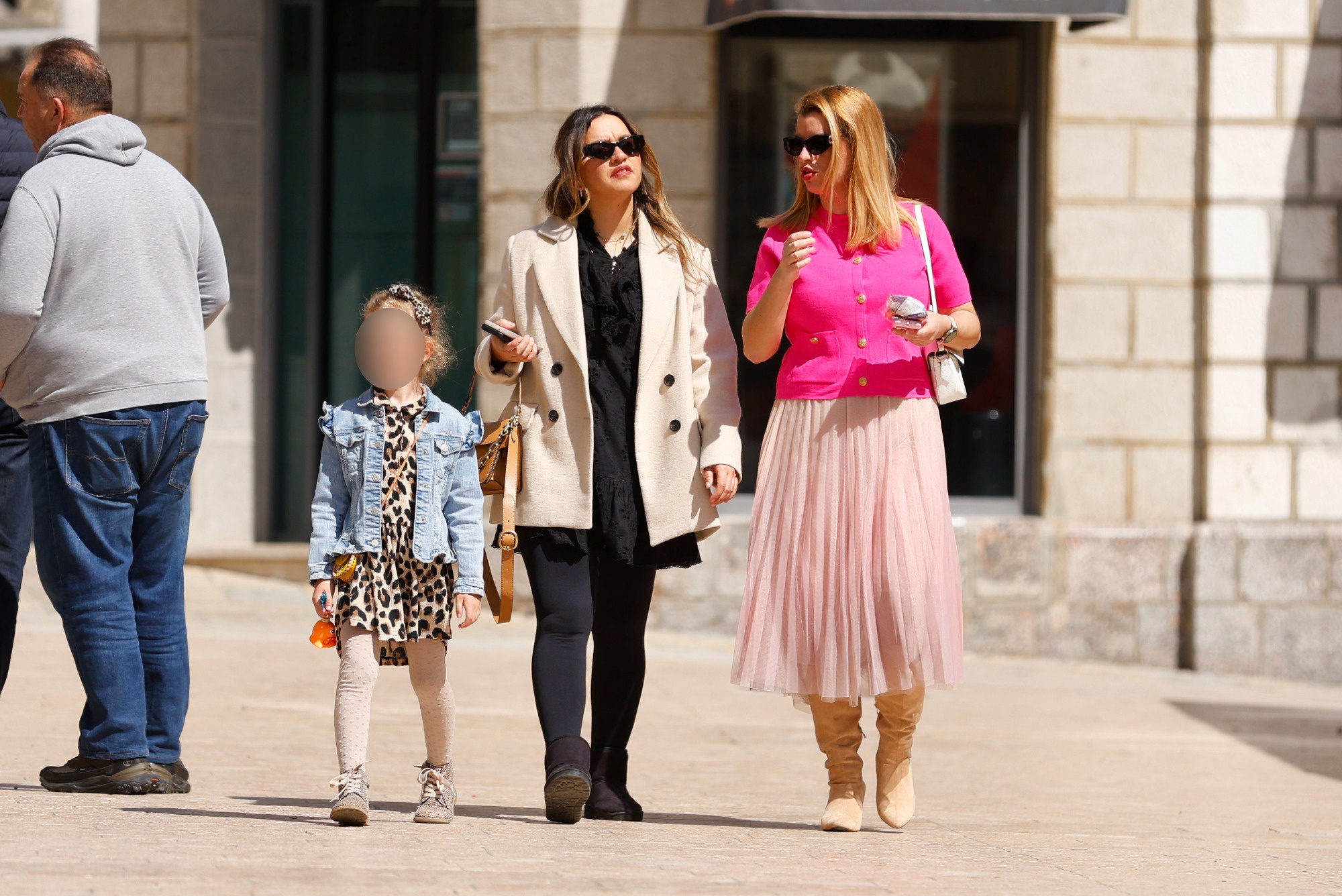 FOTO Proljetni street style u Sinju: Haljine, suknje i kožne jakne u prvom planu