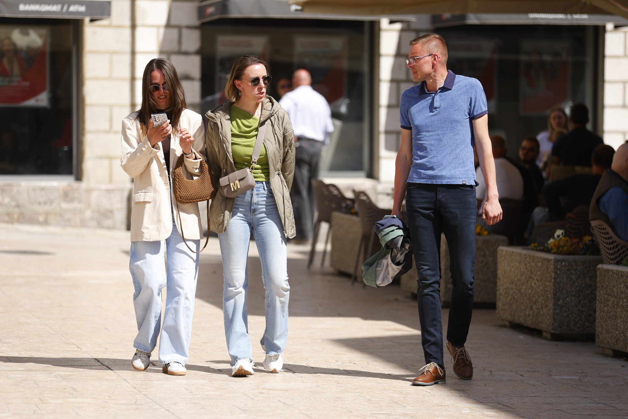 FOTO Proljetni street style u Sinju: Haljine, suknje i kožne jakne u prvom planu