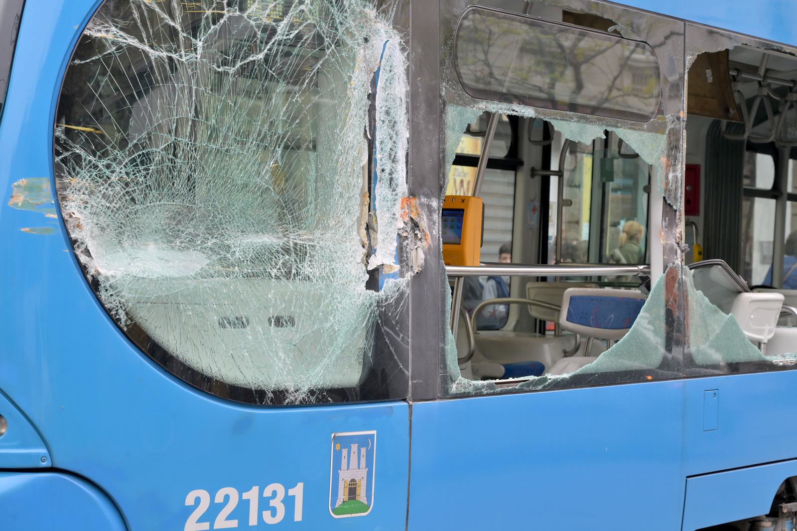 FOTO U Zagrebu sudar kamiona i tramvaja