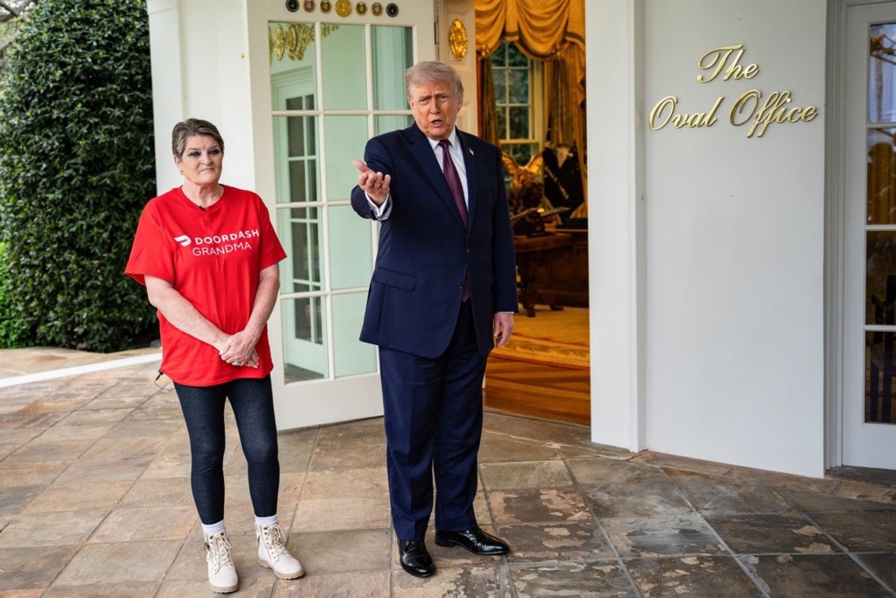 Trump dao 100 dolara bakšiša dostavljačici. Donijela mu je McDonald’s u Bijelu kuću