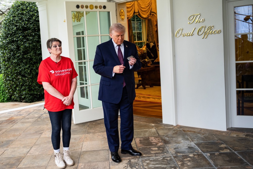 Trump dao 100 dolara bakšiša dostavljačici. Donijela mu je McDonald’s u Bijelu kuću