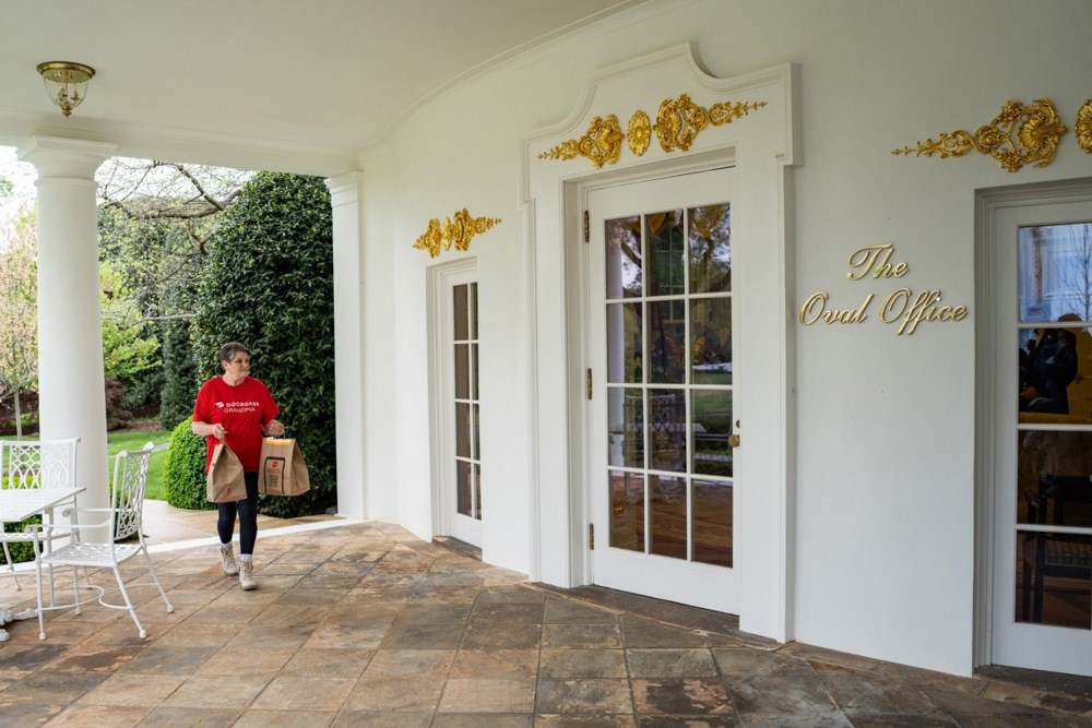 Trump dao 100 dolara bakšiša dostavljačici. Donijela mu je McDonald’s u Bijelu kuću