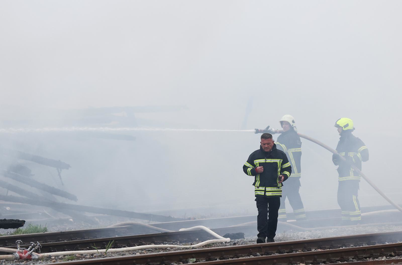 Ugašen požar u skladištu HŽ-a u Osijeku. "Unutra nije bilo ništa vrijedno"