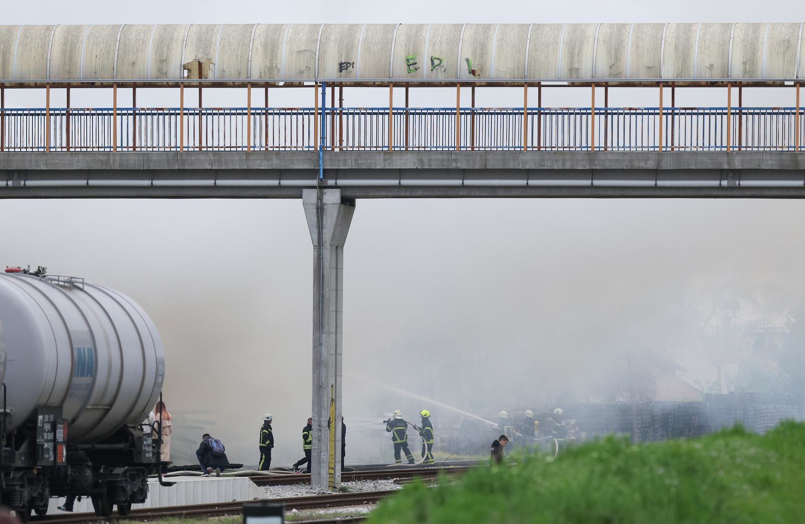 Ugašen požar u skladištu HŽ-a u Osijeku. "Unutra nije bilo ništa vrijedno"