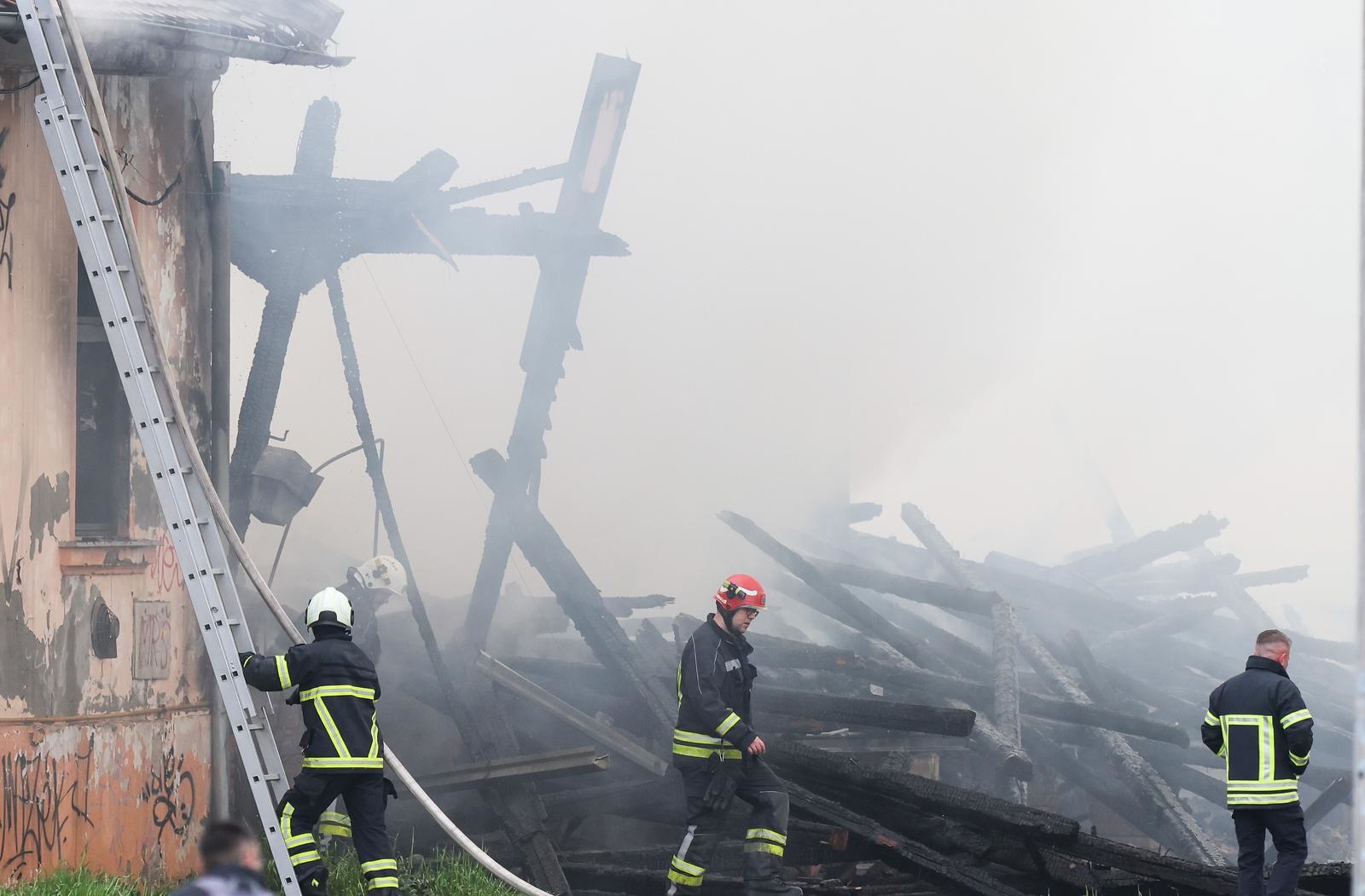 Ugašen požar u skladištu HŽ-a u Osijeku. "Unutra nije bilo ništa vrijedno"