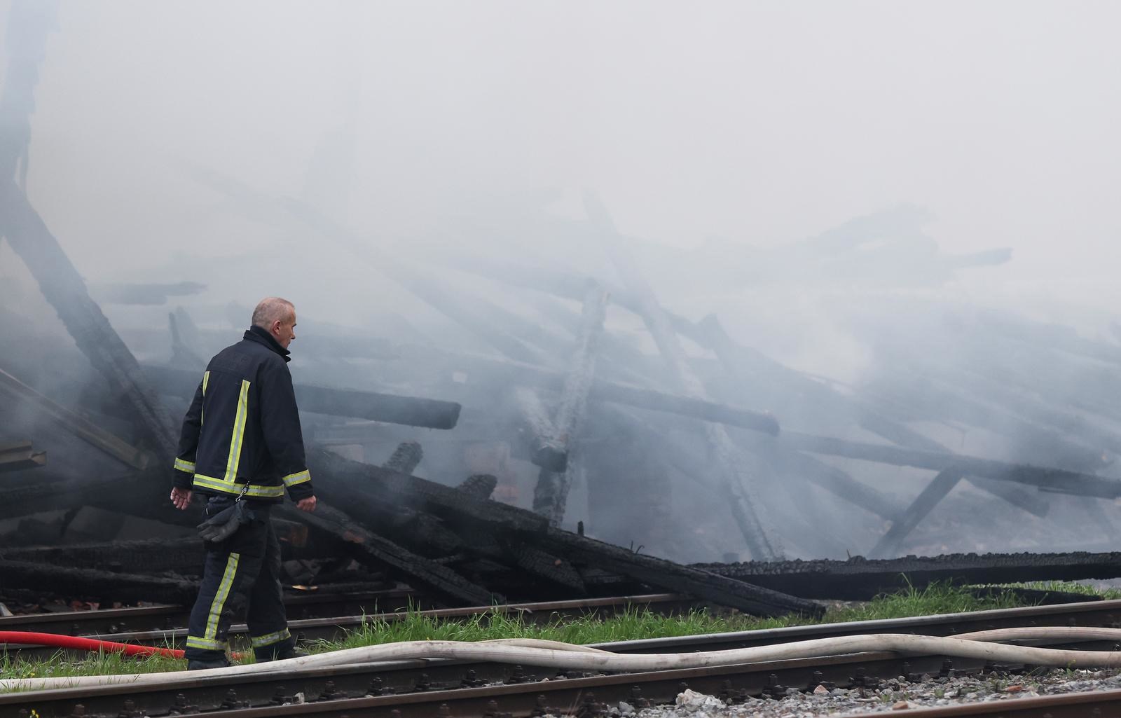 Ugašen požar u skladištu HŽ-a u Osijeku. "Unutra nije bilo ništa vrijedno"