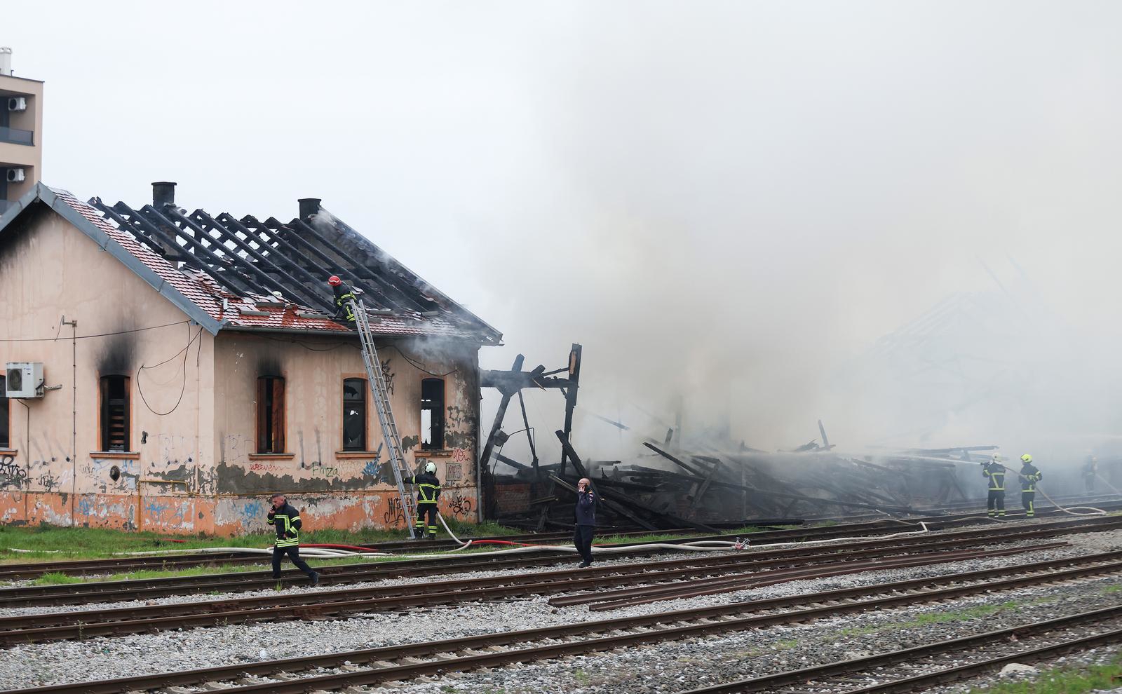 Ugašen požar u skladištu HŽ-a u Osijeku. "Unutra nije bilo ništa vrijedno"