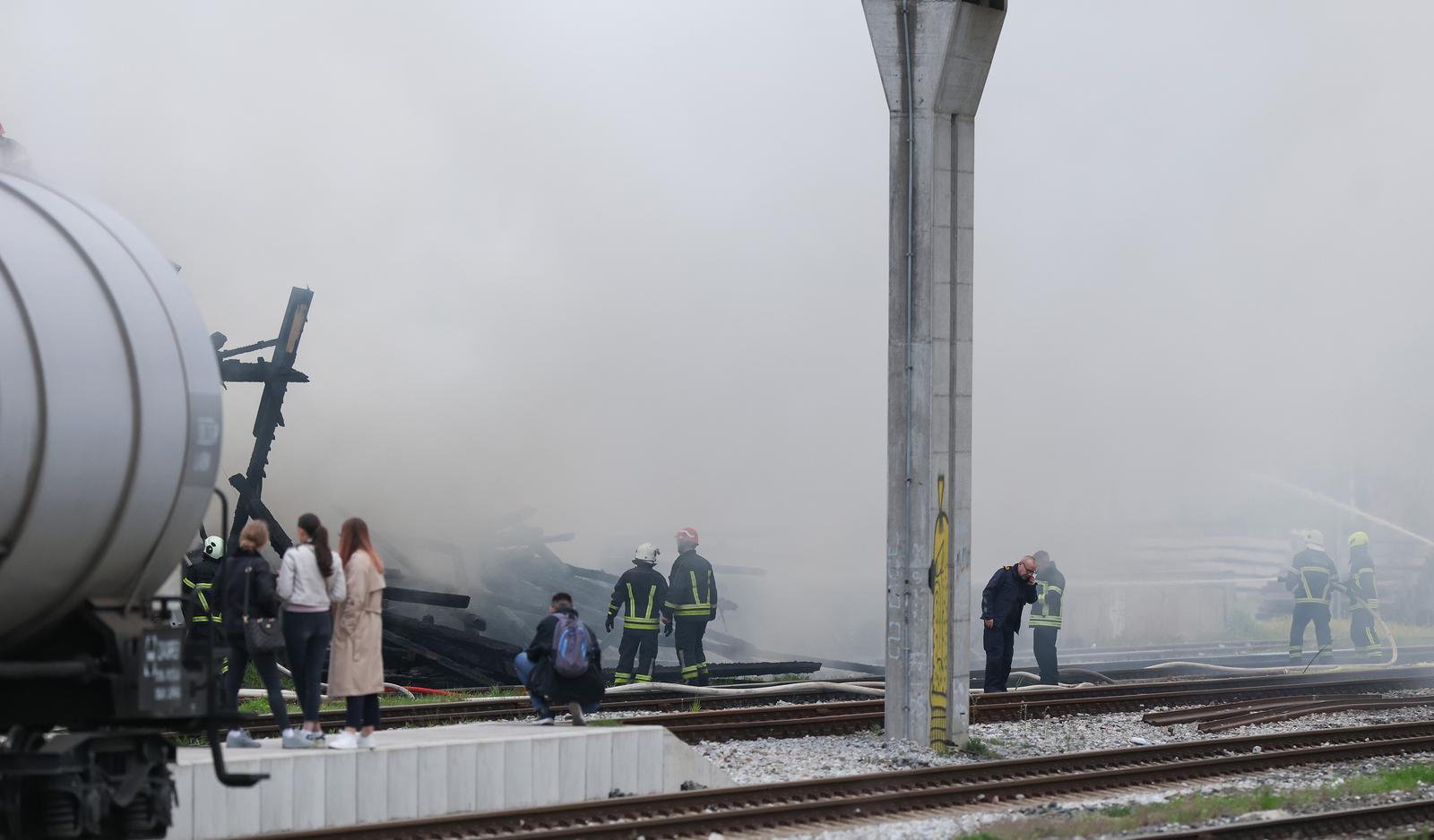 Ugašen požar u skladištu HŽ-a u Osijeku. "Unutra nije bilo ništa vrijedno"