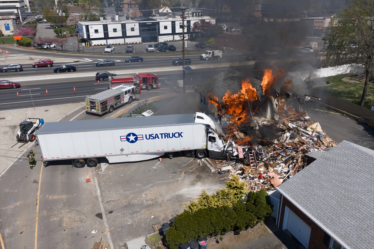 FOTO Kamion se u SAD-u zabio u firmu za najam limuzina. Dan kasnije je planuo