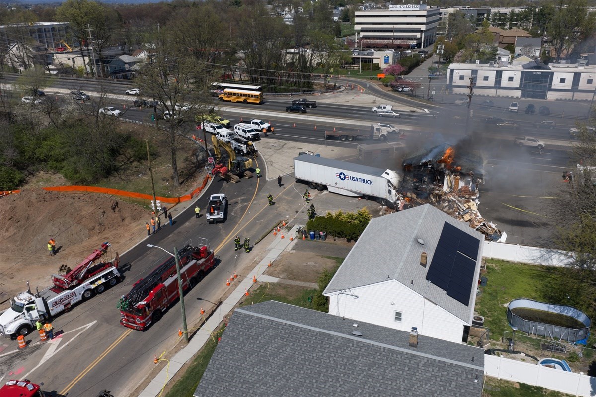 FOTO Kamion se u SAD-u zabio u firmu za najam limuzina. Dan kasnije je planuo