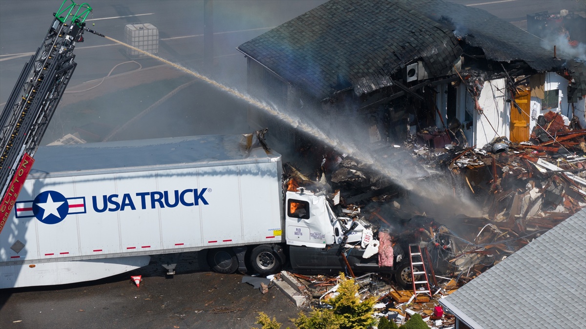 FOTO Kamion se u SAD-u zabio u firmu za najam limuzina. Dan kasnije je planuo