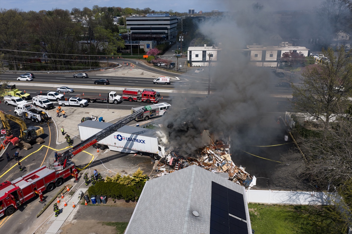 FOTO Kamion se u SAD-u zabio u firmu za najam limuzina. Dan kasnije je planuo