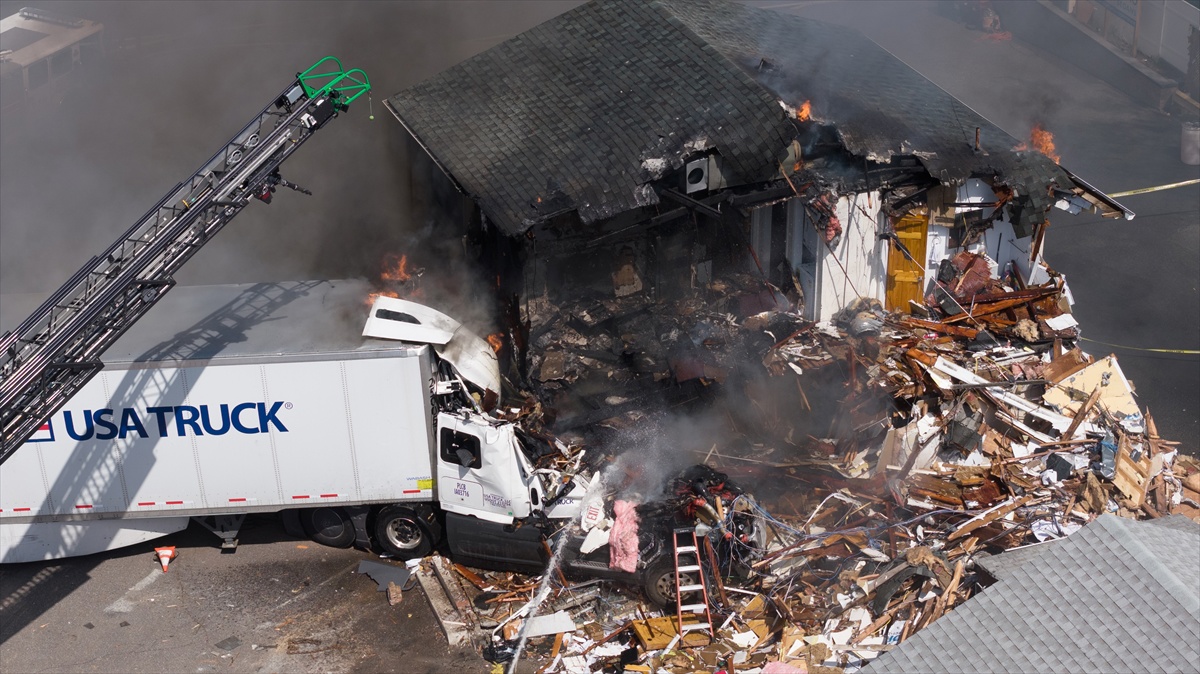 FOTO Kamion se u SAD-u zabio u firmu za najam limuzina. Dan kasnije je planuo