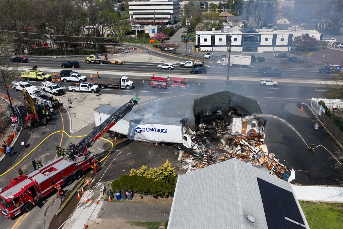 FOTO Kamion se u SAD-u zabio u firmu za najam limuzina. Dan kasnije je planuo