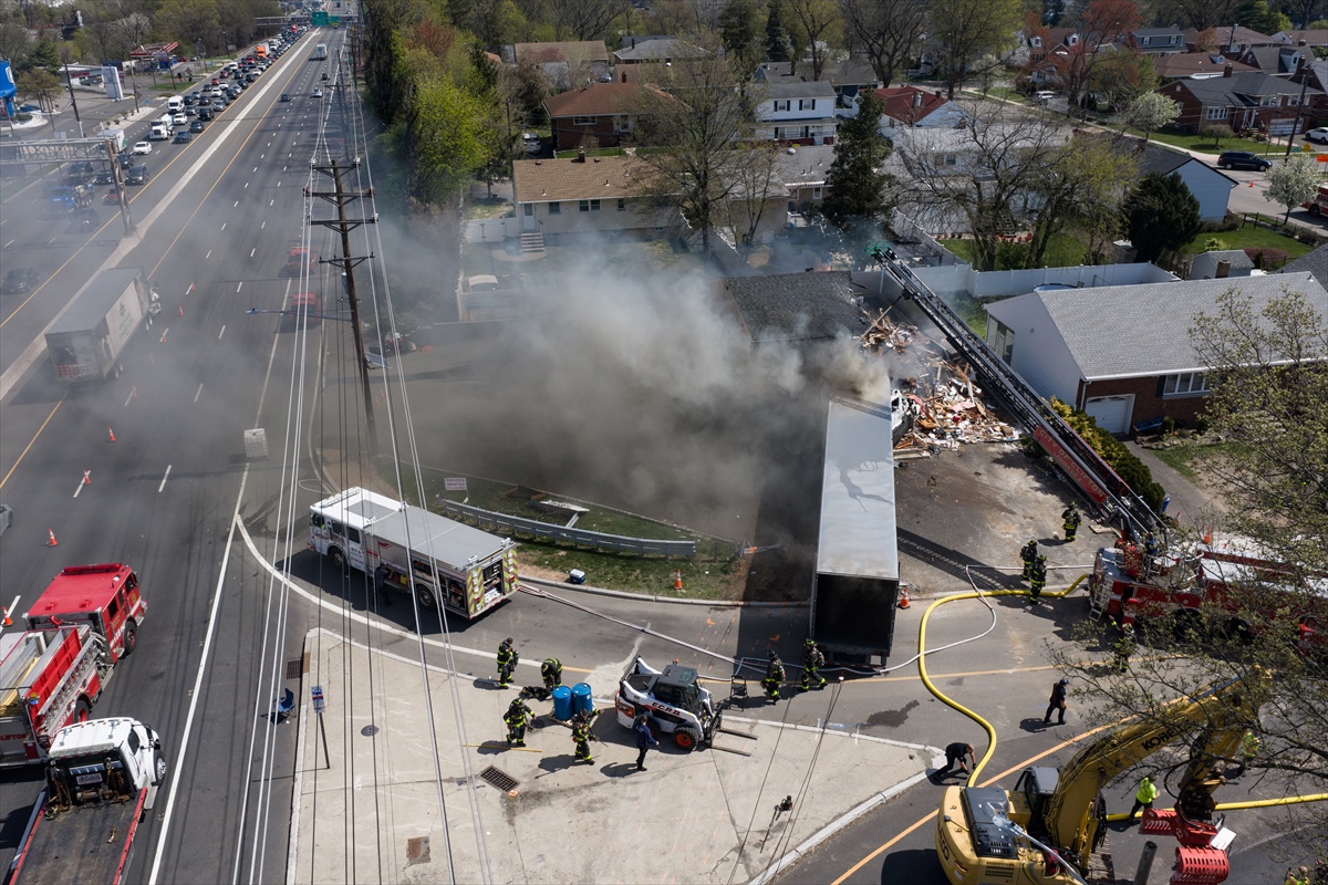 FOTO Kamion se u SAD-u zabio u firmu za najam limuzina. Dan kasnije je planuo