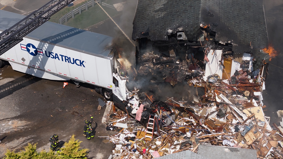 FOTO Kamion se u SAD-u zabio u firmu za najam limuzina. Dan kasnije je planuo