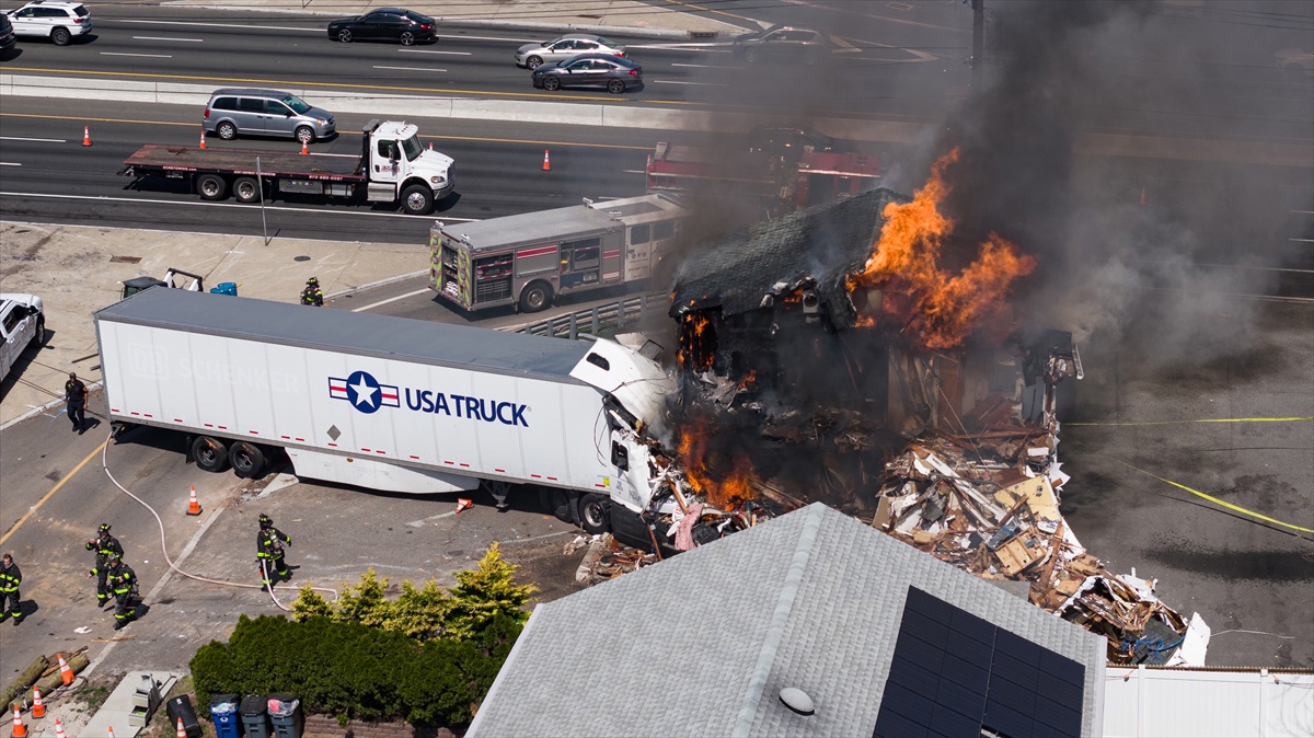 FOTO Kamion se u SAD-u zabio u firmu za najam limuzina. Dan kasnije je planuo