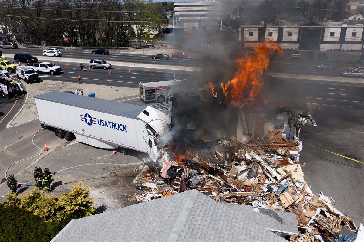 FOTO Kamion se u SAD-u zabio u firmu za najam limuzina. Dan kasnije je planuo