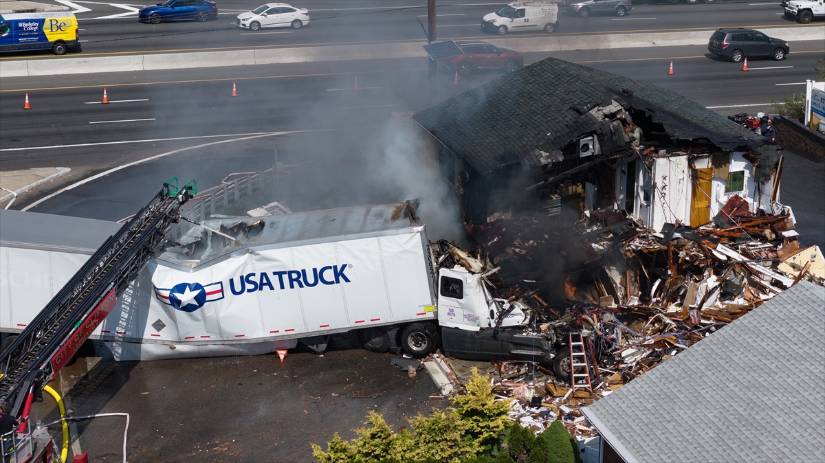 FOTO Kamion se u SAD-u zabio u firmu za najam limuzina. Dan kasnije je planuo