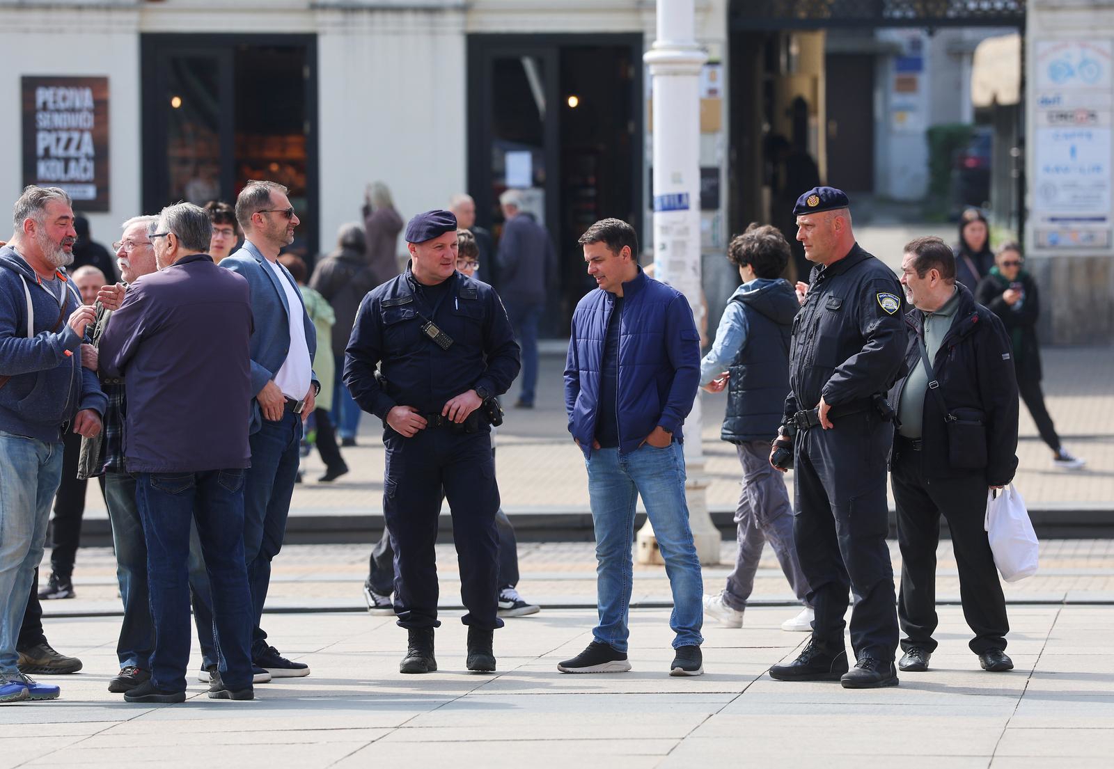 VIDEO Pola sata stajali pred banom Jelačićem: "Tražimo Trg ahmićkih žrtava u Zagrebu"
