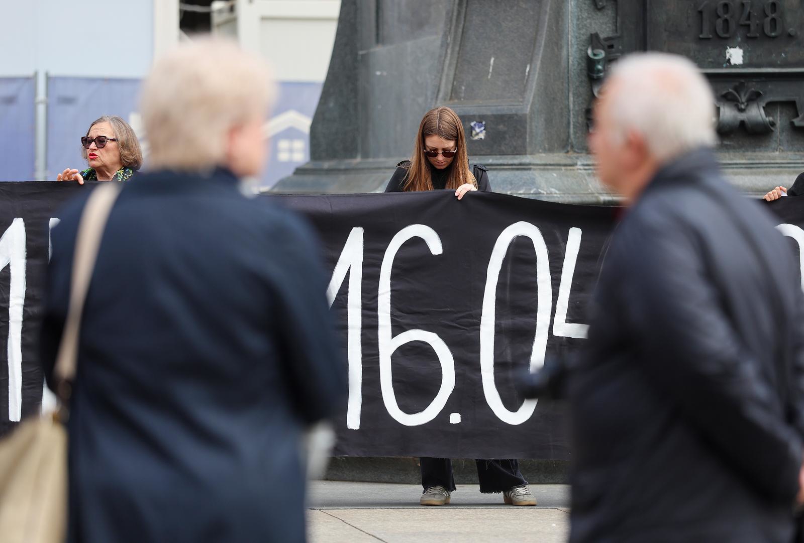 VIDEO Pola sata stajali pred banom Jelačićem: "Tražimo Trg ahmićkih žrtava u Zagrebu"