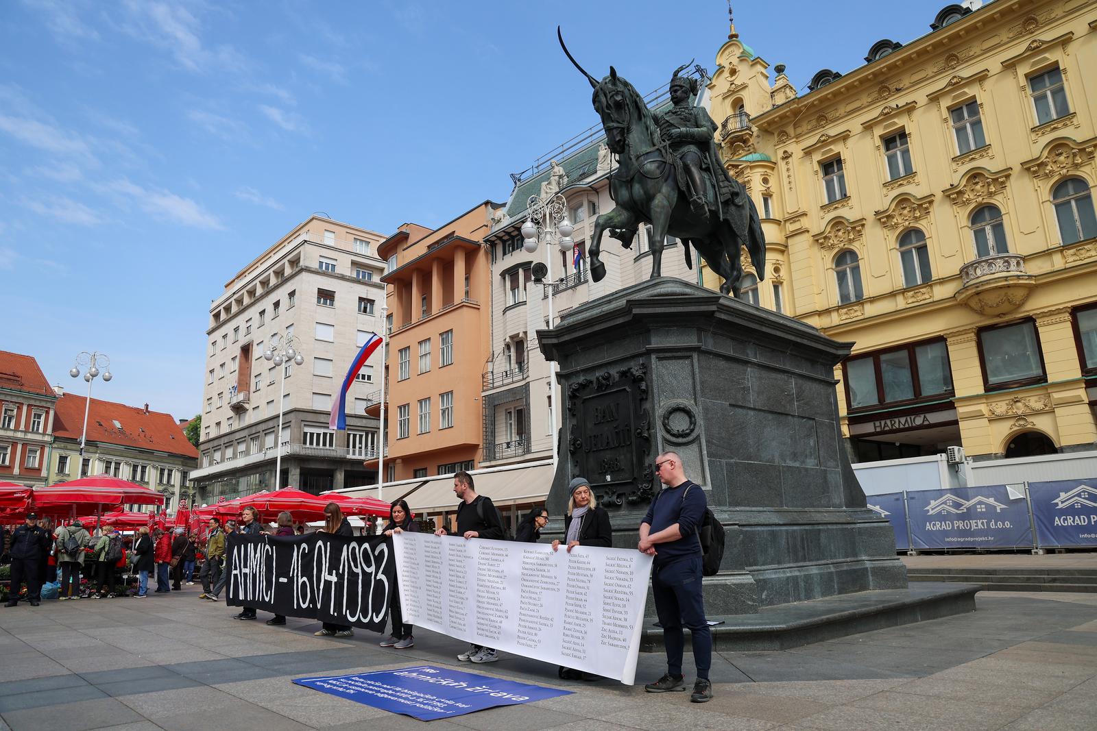 VIDEO Pola sata stajali pred banom Jelačićem: "Tražimo Trg ahmićkih žrtava u Zagrebu"