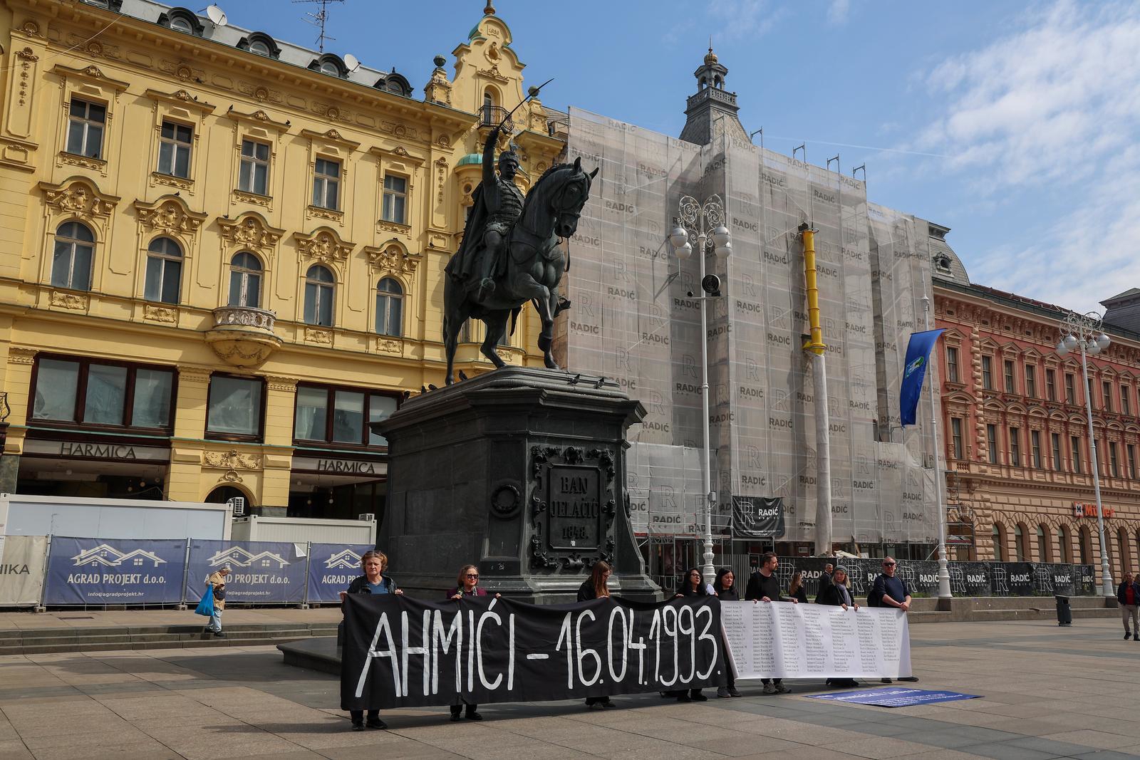 VIDEO Pola sata stajali pred banom Jelačićem: "Tražimo Trg ahmićkih žrtava u Zagrebu"