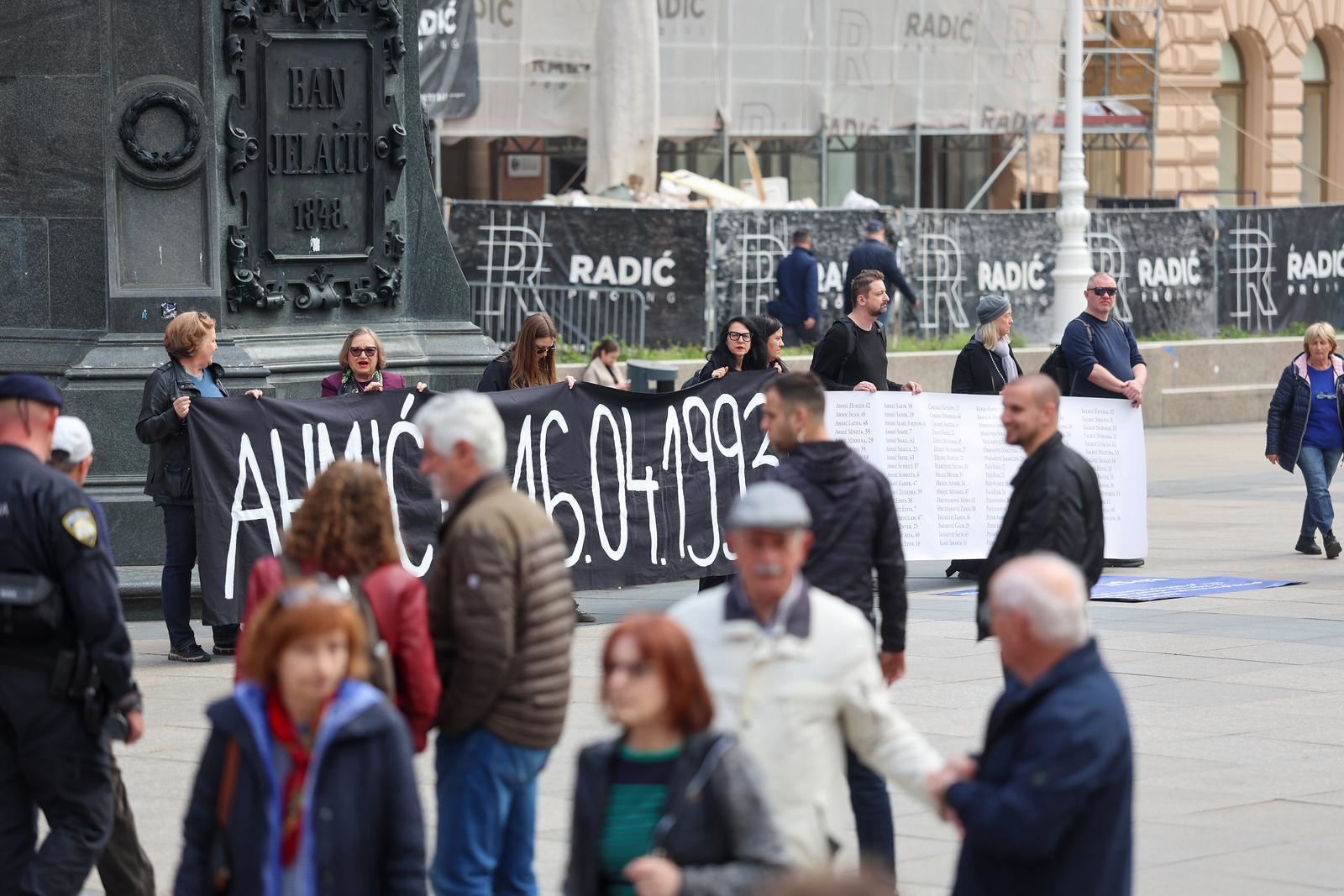 VIDEO Pola sata stajali pred banom Jelačićem: "Tražimo Trg ahmićkih žrtava u Zagrebu"