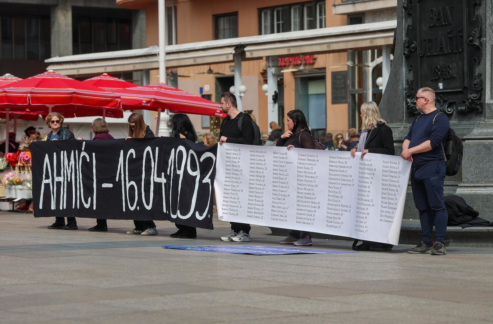 VIDEO Pola sata stajali pred banom Jelačićem: "Tražimo Trg ahmićkih žrtava u Zagrebu"