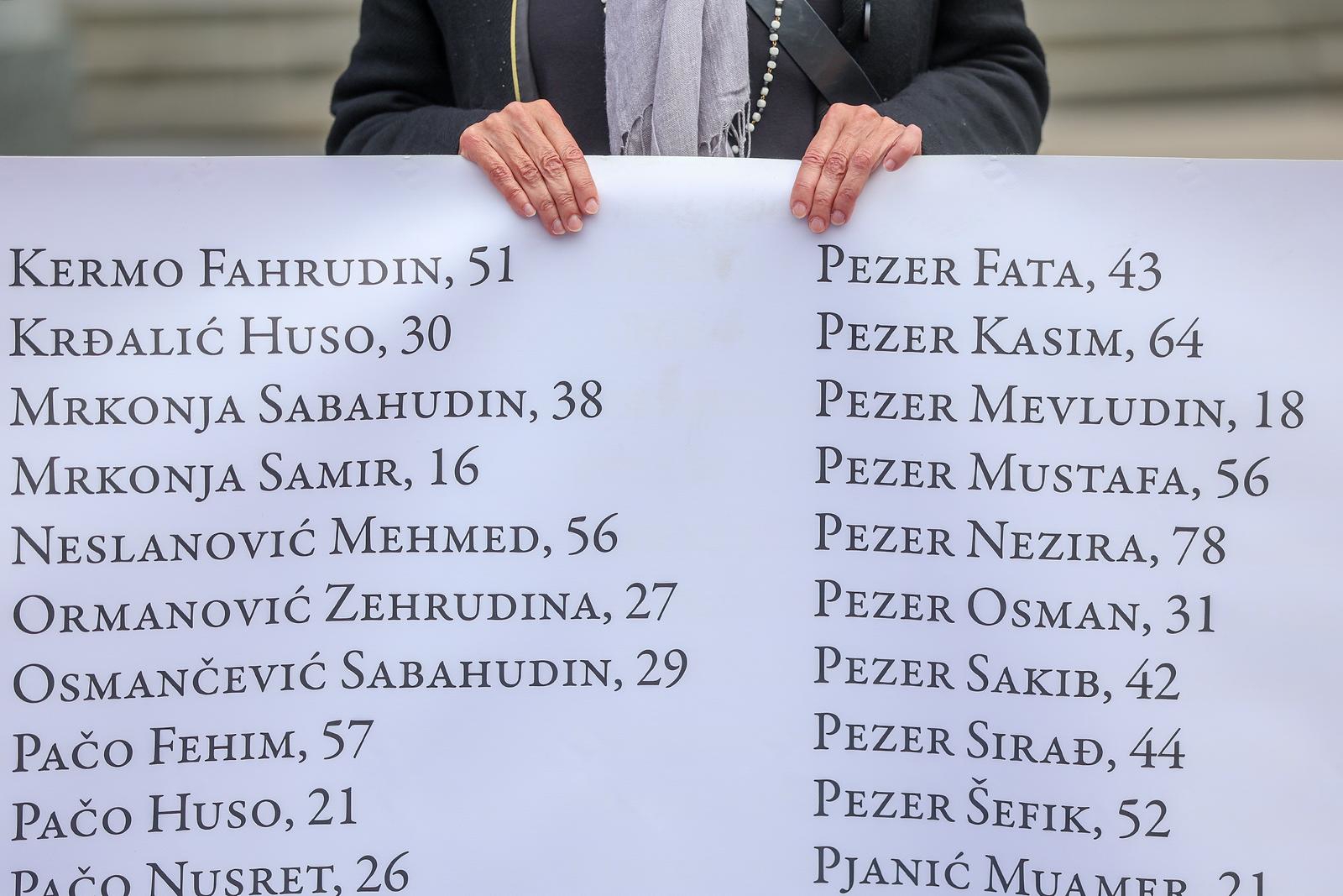 VIDEO Pola sata stajali pred banom Jelačićem: "Tražimo Trg ahmićkih žrtava u Zagrebu"