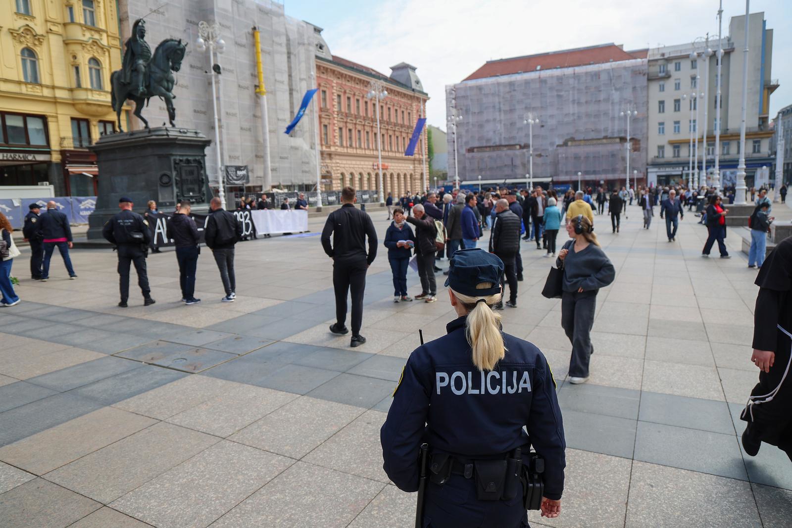 VIDEO Pola sata stajali pred banom Jelačićem: "Tražimo Trg ahmićkih žrtava u Zagrebu"
