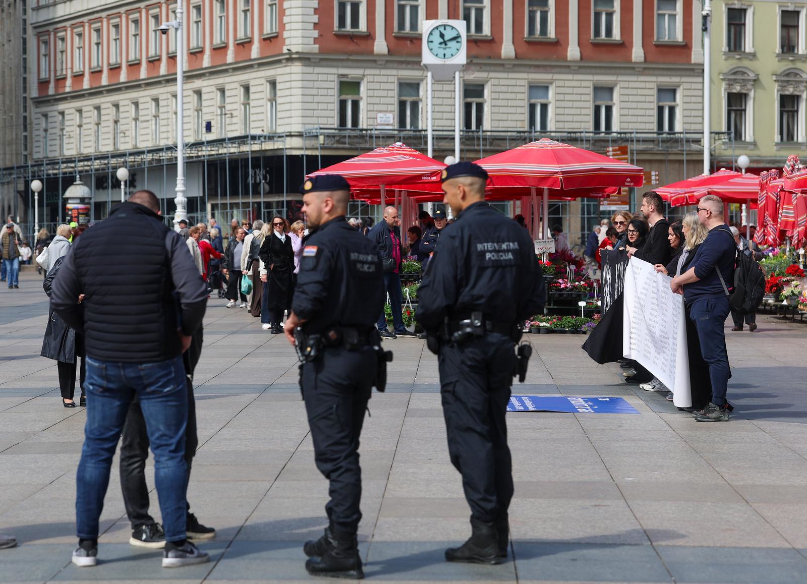 VIDEO Pola sata stajali pred banom Jelačićem: "Tražimo Trg ahmićkih žrtava u Zagrebu"