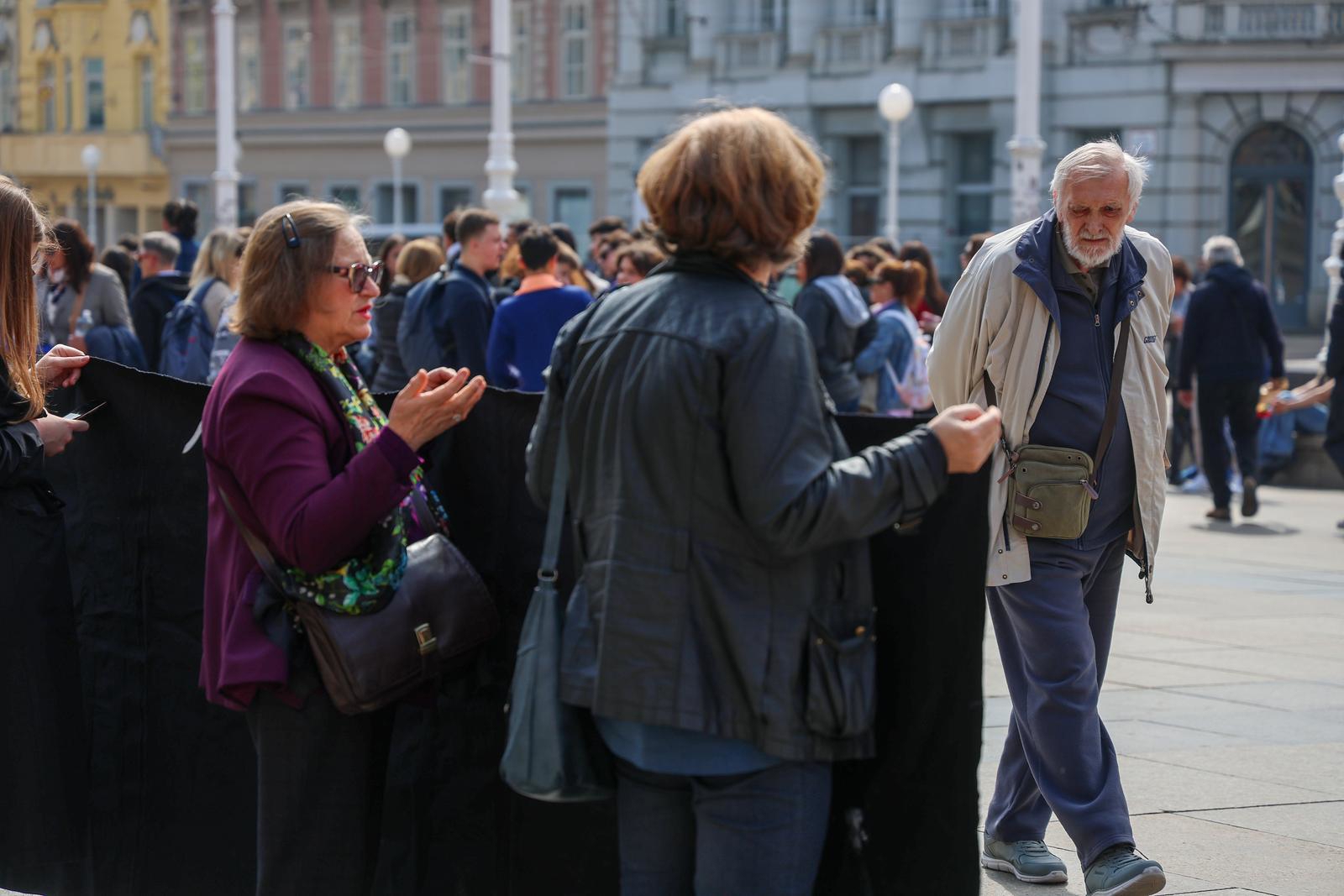 VIDEO Pola sata stajali pred banom Jelačićem: "Tražimo Trg ahmićkih žrtava u Zagrebu"