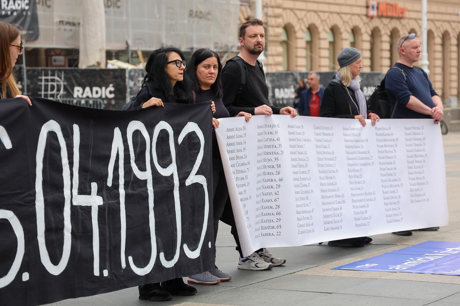 VIDEO Pola sata stajali pred banom Jelačićem: "Tražimo Trg ahmićkih žrtava u Zagrebu"