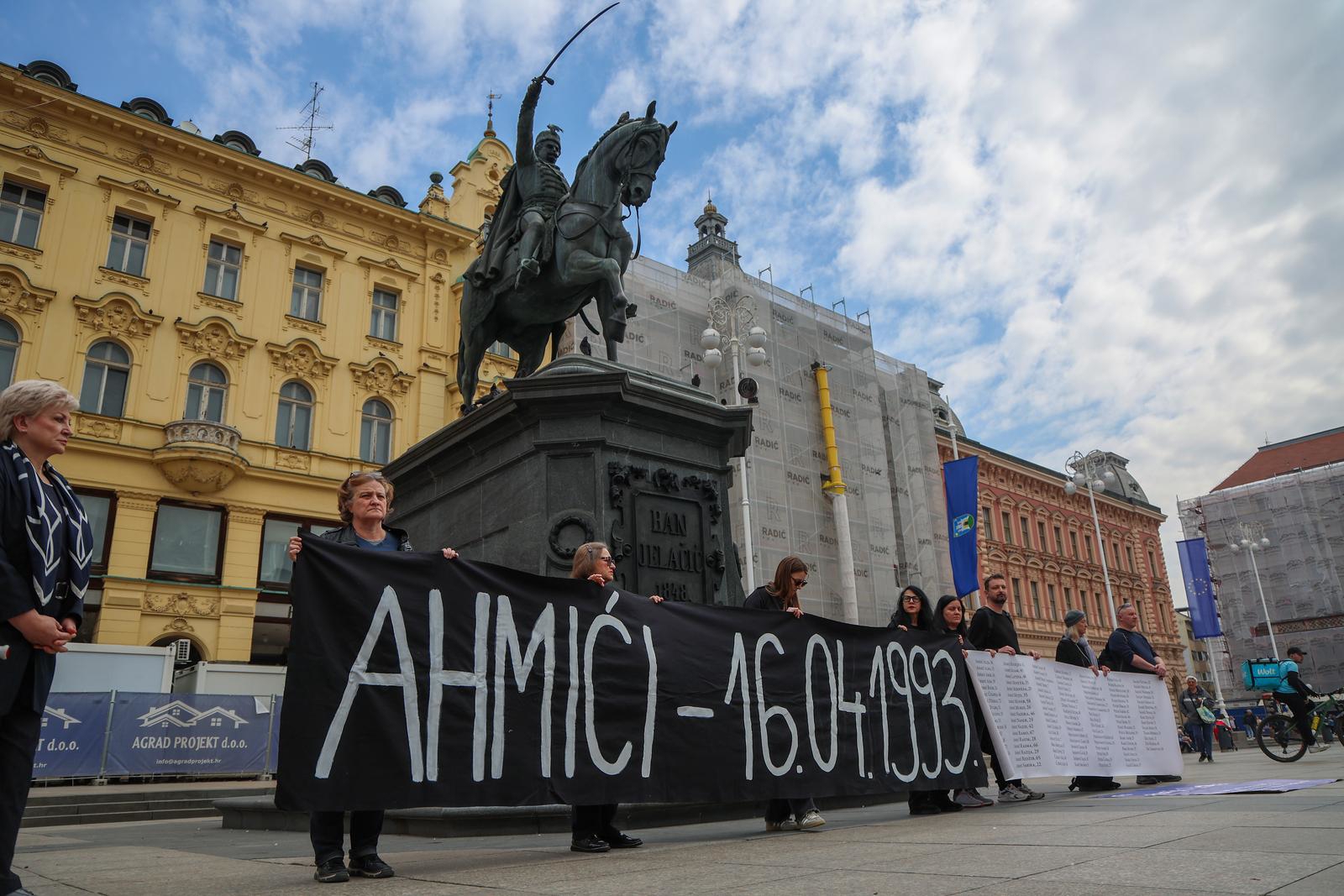 VIDEO Pola sata stajali pred banom Jelačićem: "Tražimo Trg ahmićkih žrtava u Zagrebu"