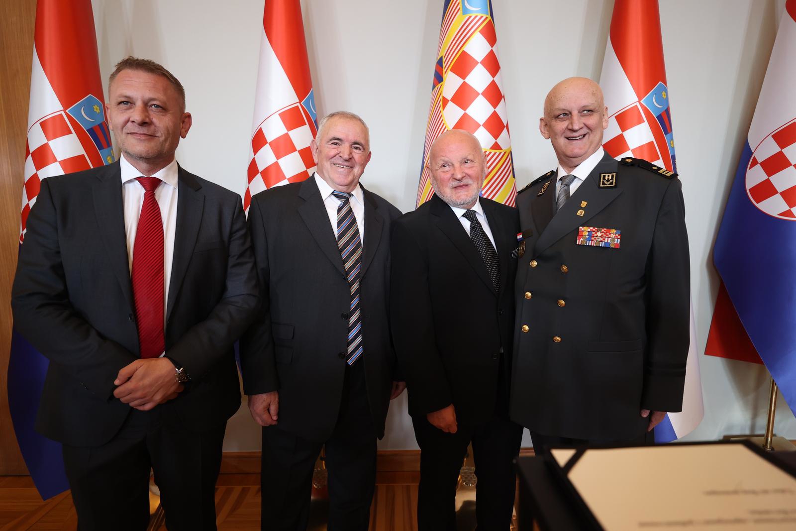 Bio je Tuđmanova marioneta u vrijeme privatizacijske pljačke. Sad nadgleda sport