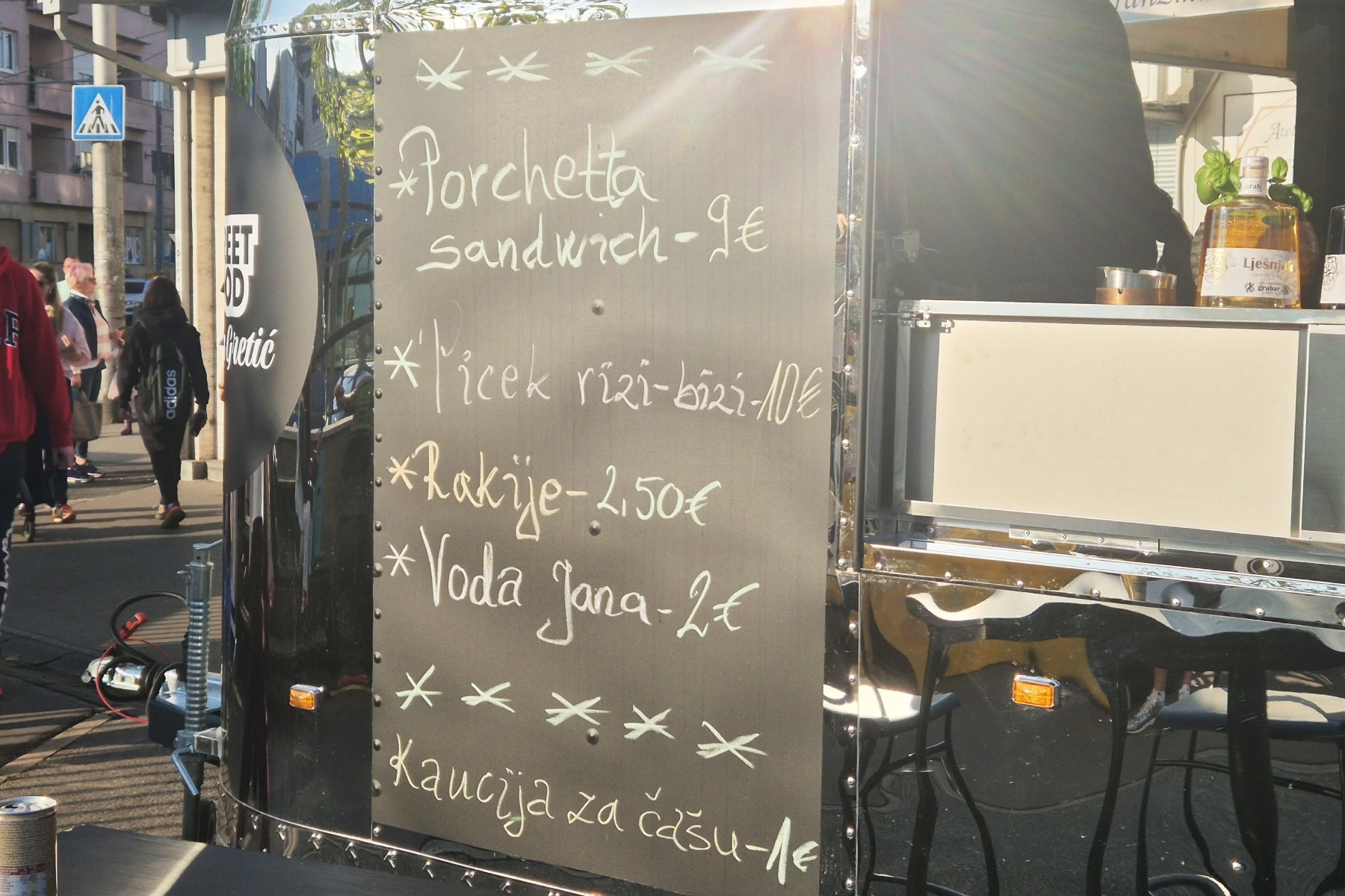 Zagrepčani petkom nakon posla jedu na Kvatriću. Provjerili smo što se nudi (i cijene)