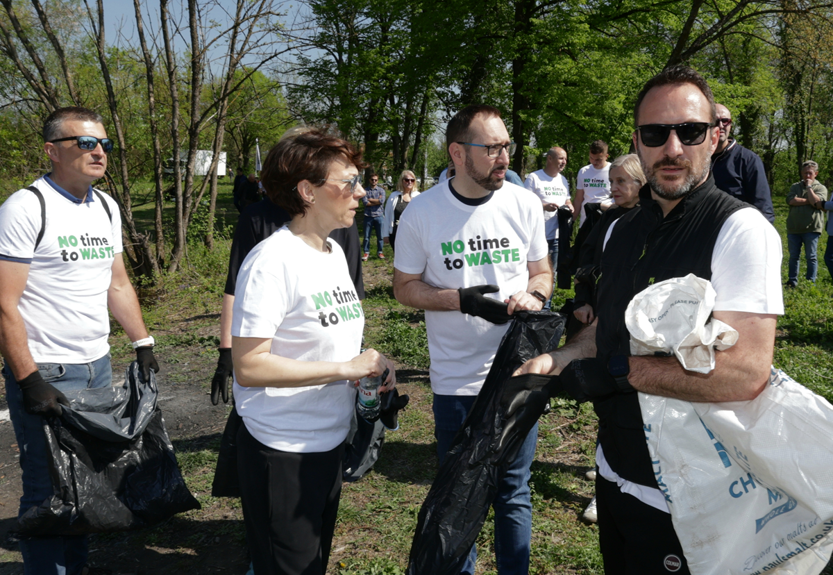 FOTO Tomašević, Grlić Radman i Vučković čistili smeće u Dubravi