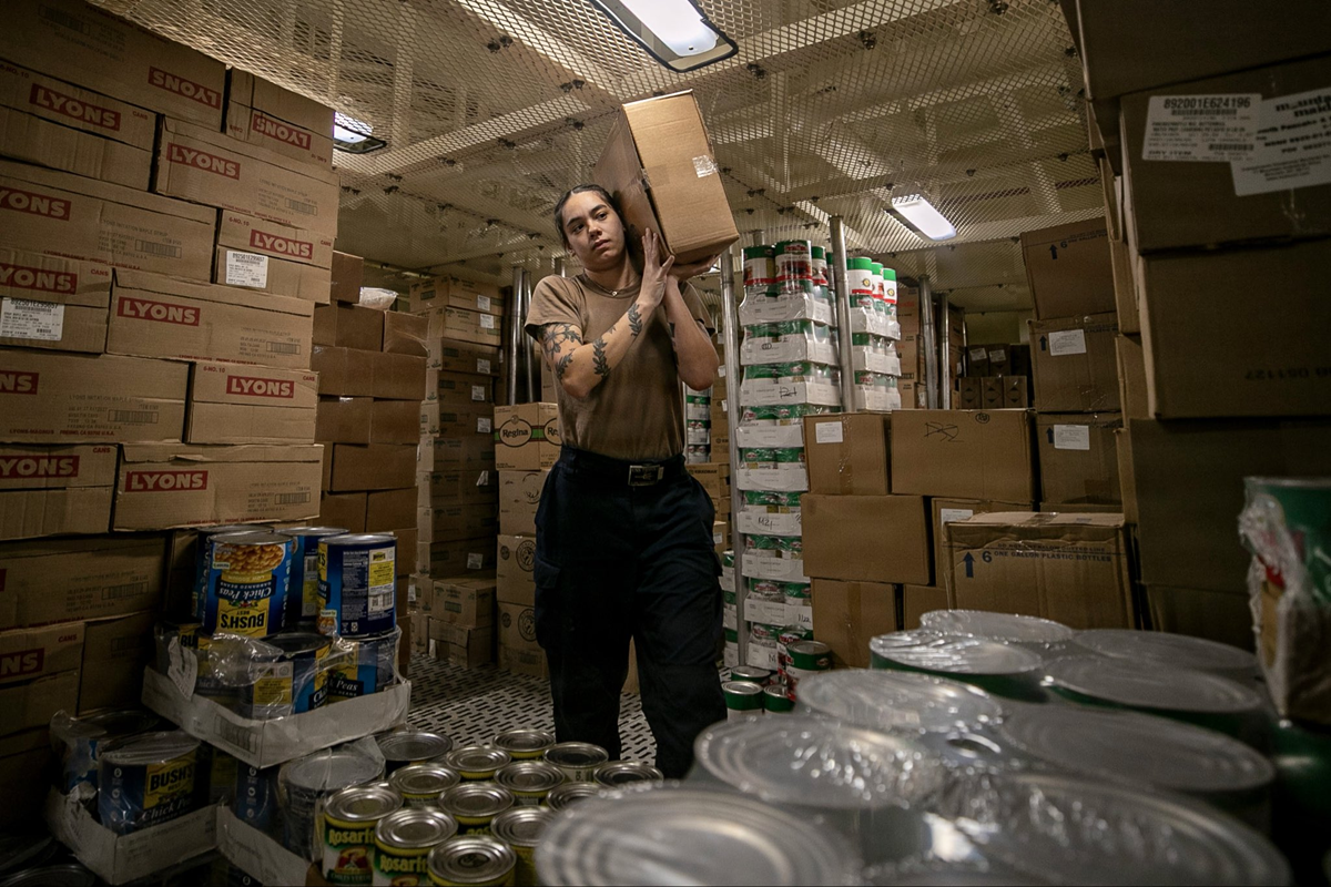 FOTO Američka mornarica fotografijama jela odgovorila na nagađanja o nestašici hrane