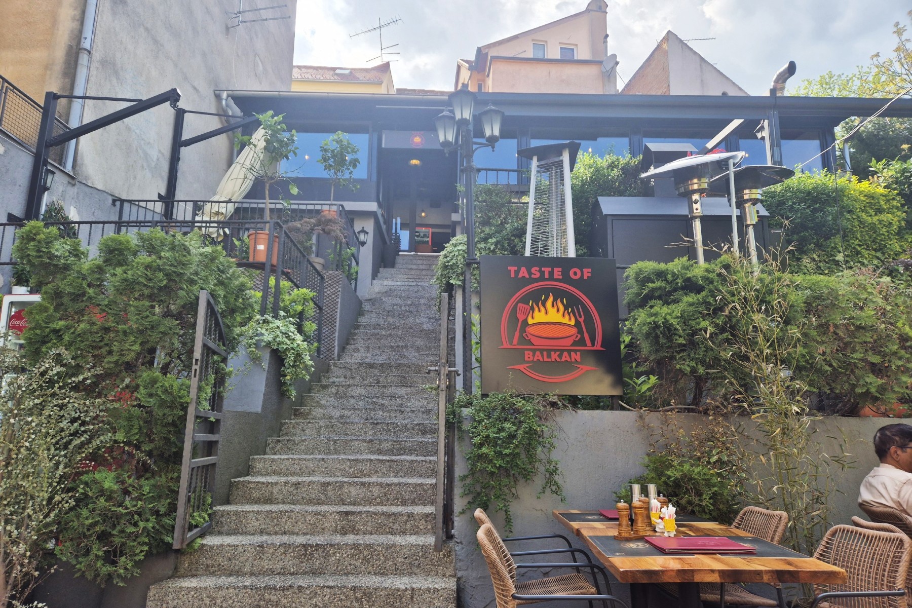 Na najljepšoj lokaciji u Tkalči radi - Taste of Balkan. Bili smo