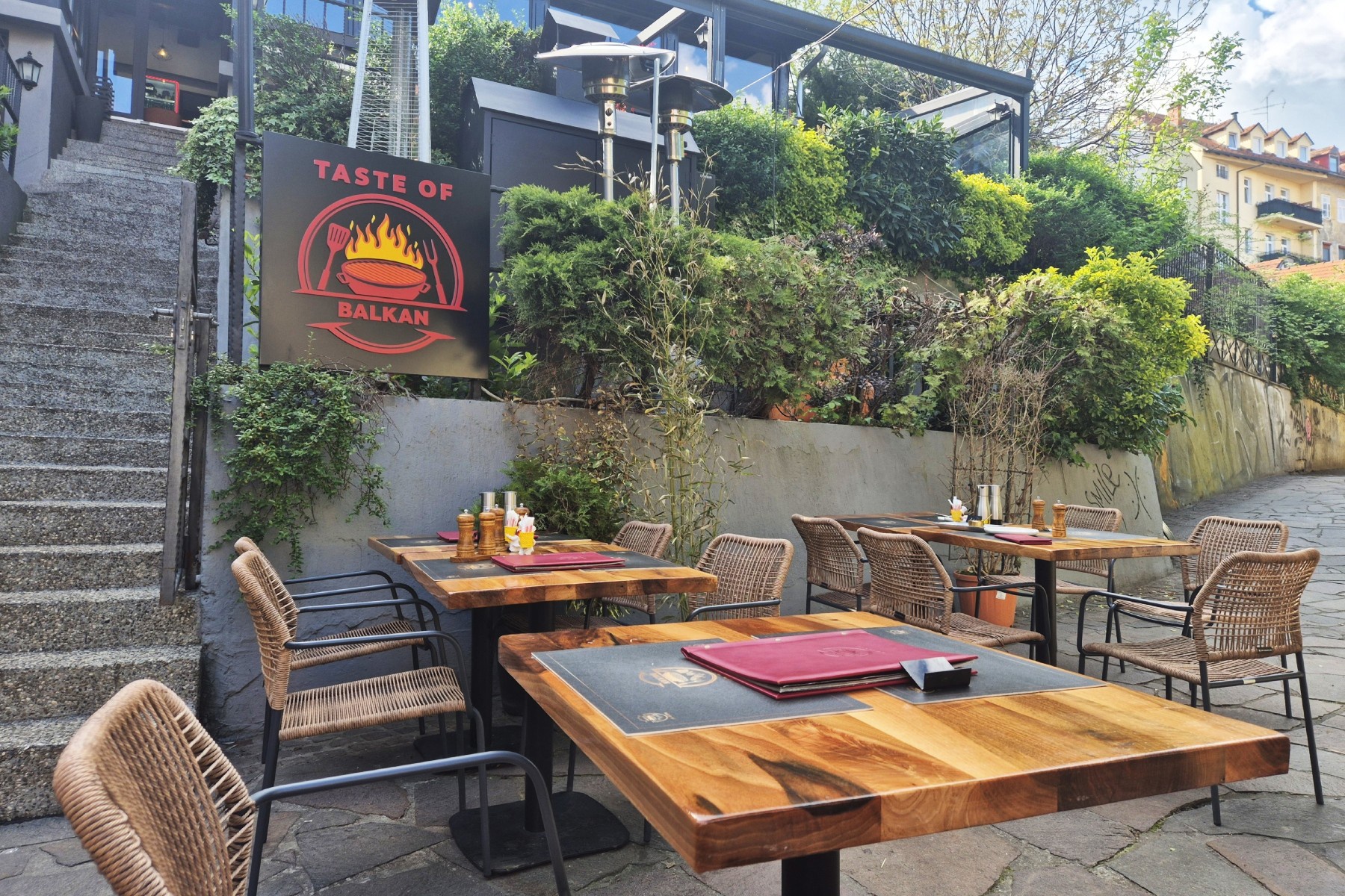 Na najljepšoj lokaciji u Tkalči radi - Taste of Balkan. Bili smo