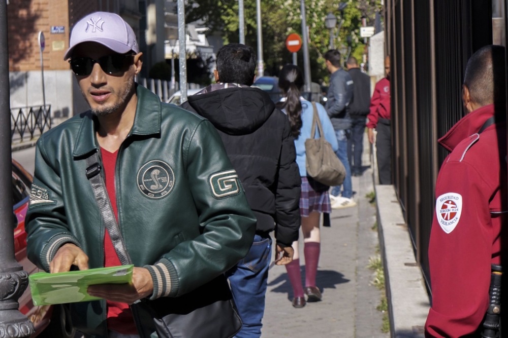 FOTO Migranti u dugim redovima u Španjolskoj. Koriste priliku koju im je dao Sánchez