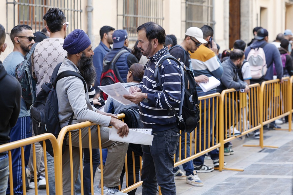 FOTO Migranti u dugim redovima u Španjolskoj. Koriste priliku koju im je dao Sánchez
