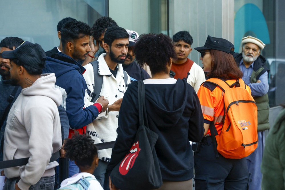FOTO Migranti u dugim redovima u Španjolskoj. Koriste priliku koju im je dao Sánchez
