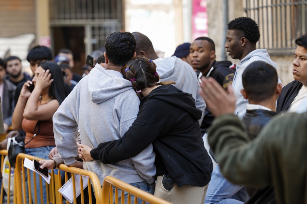 FOTO Migranti u dugim redovima u Španjolskoj. Koriste priliku koju im je dao Sánchez