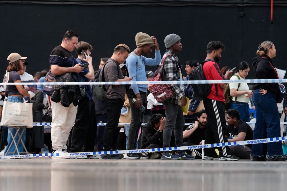 FOTO Migranti u dugim redovima u Španjolskoj. Koriste priliku koju im je dao Sánchez